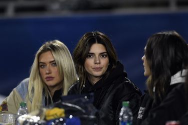 Kendall Jenner et ses amis lors du match de football opposant les Los Angeles Rams aux Baltimore Ravens à Los Angeles le 25 novembre 2019