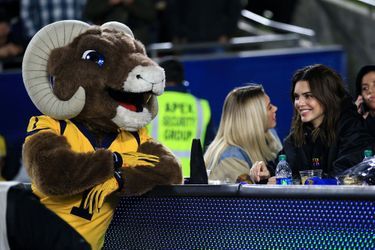 Kendall Jenner et ses amis lors du match de football opposant les Los Angeles Rams aux Baltimore Ravens à Los Angeles le 25 novembre 2019