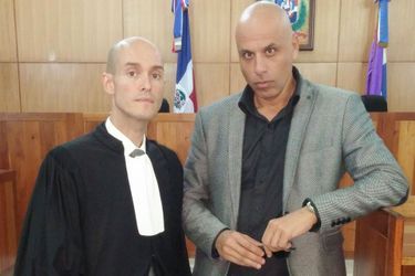 Julien Pinelli (à gauche) avec son client Nicolas Pisapia, le 14 août dernier lors du procès Air Cocaïne à Saint Domingue.