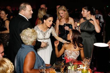  Au Bal du gouverneur, après la cérémonie des Oscars, en 2013. Sa femme, Georgina Chapman (en blanc), en conversation avec l’actrice Kerry Washington.