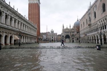 La place Saint-Marc sous les eaux, dimanche, à Venise.