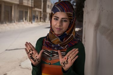 <br />
En Syrie, la guerre a empêché les enseignants de rejoindre une école dans le quartier de cette jeune femme. Elle vivait près de l&#039;école et s&#039;est porté volontaire pour enseigner aux élèves &quot;pour ne pas oublier.&quot; Elle vit aujourd&#039;hui en Jordanie, elle travaille comme bénévole dans un camp et aide ses compatriotes réfugiés.In Syria, war prevented teachers from reaching a school in this young woman&#039;s neighborhood. She lived closer to the school and volunteered to teach the students &quot;so they wouldn&#039;t forget.&quot; Now living in Jordan, she works as a CARE volunteer, helping her fellow refugees.