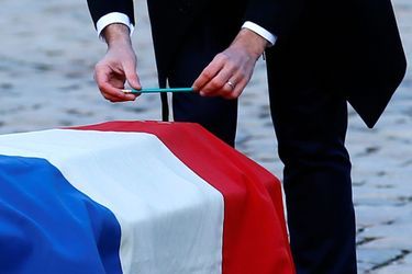 Emmanuel Macron dépose sur le cercueil de Jean d&#039;Ormesson, ceint du drapeau tricolore, un crayon à papier.
