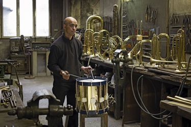 En 2001, ce tromboniste japonais passe le seuil de l’atelier de Philippe Rault, à Maisons-Laffitte, et a une révélation. Philippe Rault, qui avait été formé par son père, transmet alors au musicien son savoir-faire. En 2012, l’élève succède au maître.