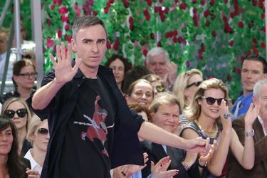 Raf Simons saluant à la fin du défilé Haute Couture, en juillet 2015.