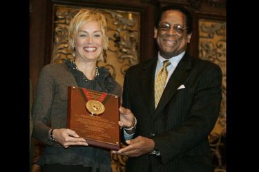 Récompensée du Harvard Foundation Humanitarian Award en mars 2005