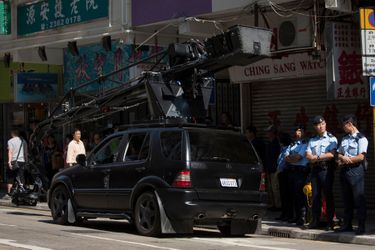 Sous le regard des policiers de Hong Kong, l&#039;un des véhicules du tournage. Chouchou des réalisateurs de films d&#039;action, cette Mercedes ML55 très particulière permet de filmer des scènes de poursuite en toute sécurité jusqu&#039;à 180 km/h, avec une grue mobile. Elle a déjà eu son heure de gloire dans «The Dark Knight», notamment.