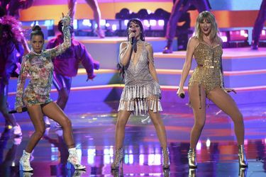 Taylor Swift, Halsey et Camila Cabello lors de la cérémonie des American Music Awards dimanche 24 novembre 2019 à Los Angeles. 