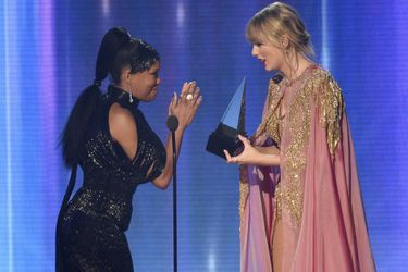 Taylor Swift lors de la cérémonie des American Music Awards dimanche 24 novembre 2019 à Los Angeles. 
