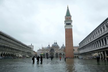 Tous les touristes n&#039;ont pas été dissuadés par l&#039;«acqua alta» sur la place Saint-Marc dimanche à Venise.