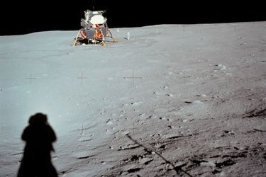 Neil Armstrong photographie la Lune pendant la mission Apollo 11.