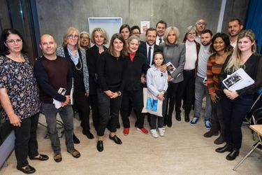 Brigitte Macron et Adrien Taquet, mercredi après-midi, à «La maison bleue», un centre social et culturel dans le XVIIIe arrondissement de Paris.