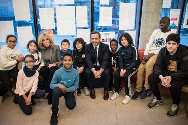 Brigitte Macron et Adrien Taquet, mercredi après-midi, à «La maison bleue», un centre social et culturel dans le XVIIIe arrondissement de Paris.