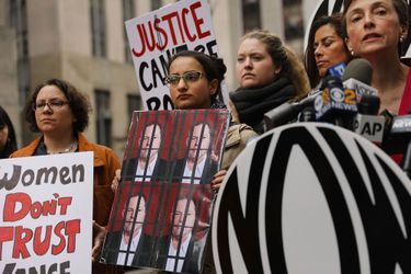 New York, vendredi. Des femmes manifestent pour dénoncer l'attitude du procureur Cyrus Vance, qui avait décidé en 2015 de ne pas poursuivre Harvey Weinstein.
