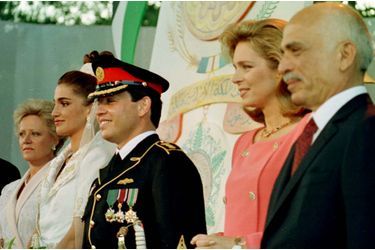 La reine Noor et le roi Hussein de Jordanie lors du mariage du prince Abdallah et de Rania Al-Yassin, le 13 juin 1993