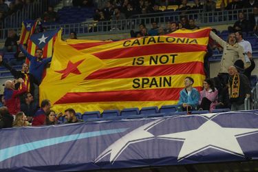 Un drapeau brandit par des supporters lors du match de ligue des champions du FC Barcelone. 