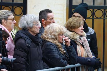 Les fans devant le domicile de Johnny Hallyday à Marnes-la-Coquette, mercredi 6 décembre