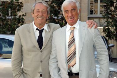 Jean Rochefort et Jean-Paul Belmondo, lors de la remise au premier de la médaille de l'ordre du mérite en 2004.