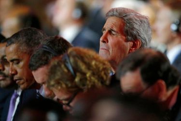 John Kerry ému lors de la minute de silence pour les victimes des attentats de Paris
