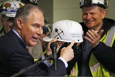 Le ministre de l&#039;Environnement américain, Scott Pruitt, reçoit un casque de mineur à Sycamore, en Pennsylvanie, le 13 avril dernier.