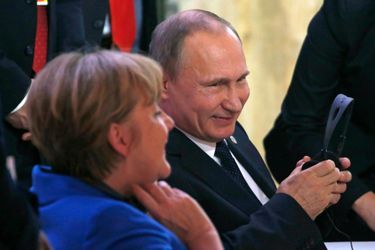 La Chancelière Angela Merkel rit avec le président russe Vladimir Poutine