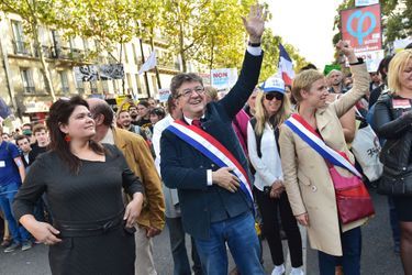 Raquel Garrido (à gauche) et Jean-Luc Mélenchon (au centre), le 23 septembre à Paris.