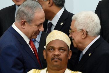 Le président des Comores Ikililou Dhoinine qui s'invite sur la poignée de main entre le Premier ministre israélien Benjamin Netanyahou et le pré...