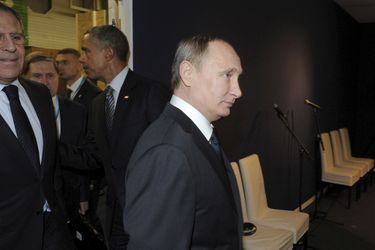 Le président russe Vladimir Poutine sans un regard envers le président des Etats Unis Barack Obama