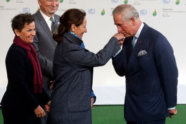 Le prince Charles embrasse la main de Ségolène Royal