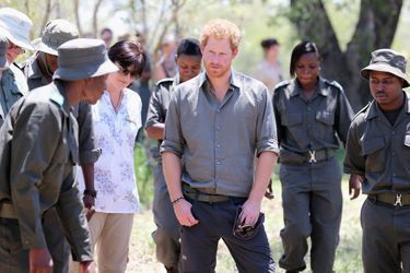 Le prince Harry avec des rangers du South African Wildlife College à Hoedspruit, le 2 décembre 2015