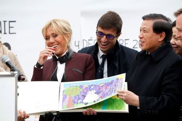 Brigitte Macron en compagnie du directeur du zoo Rodolphe Delord et du vice-ministre des Affaires étrangères chinois Zhang Yesui.
