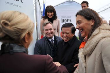 Brigitte Macron saluée par le vice-ministre des Affaires étrangères chinois Zhang Yesui.