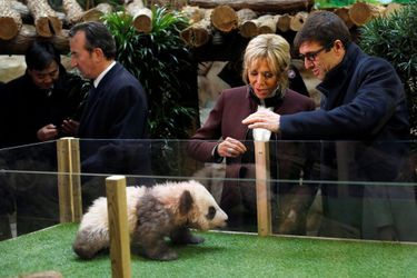 Brigitte Macron et Rodolphe Delord, directeur du zoo, lors du baptême du panda Yuan Meng. 
