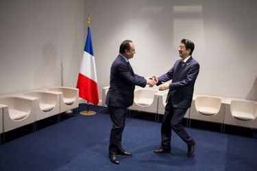 Pas de danse entre François Hollande et le Premier ministre japonais Shinzo Abe