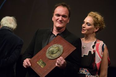 La belle Uma Thurman a remis au cinéaste Quentin Tarantino le prix Lumière pour l&#039;ensemble de sa carrière, vendredi soir, à Lyon. Très ému, le cinéaste a rendu hommage au cinéma et à ses acteurs venus spécialement pour l&#039;occasion - Uma Thuman, donc, mais aussi Tim Roth, Harvey Keitel et Mélanie Laurent. 
