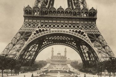 La Tour Eiffel en construction pour l&#039;Exposition universelle de 1889.