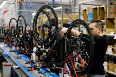Dans une usine de Solex, à Saint-Lô, où sont fabriqués des vélos électriques.