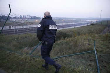 Un policier français inspectant le site d&#039;Eurotunnel à Coquelles, le 3 octobre.