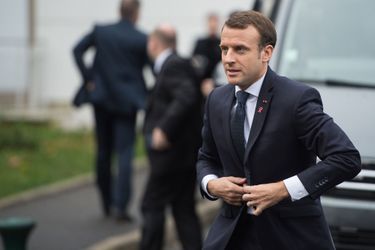 Emmanuel Macron arrive au centre hospitalier Delafontaine, vendredi, accompagné par Brigitte Macron.