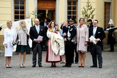 Le prince Gabriel de Suède avec ses parents et ses parrains et marraines à Stockholm, le 1er décembre 2017