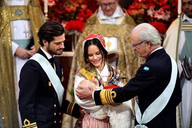 La princesse Sofia et le prince Carl Philip avec leur fils le prince Gabriel et le roi Carl XVI Gustaf à Stockholm, le 1er décembre 2017