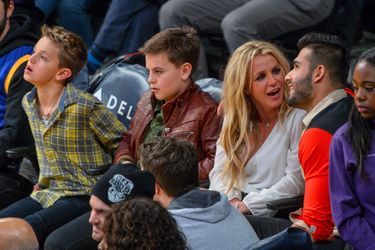 Britney Spears avec son compagnon Sam Asghari et ses deux enfants Sean et Jayden au Staples Center, Los Angeles