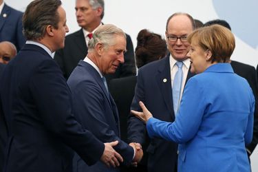Discussion entre le Prince Charles, Albert II de Monaco et Angela Merkel