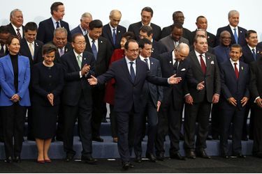 François Hollande au centre de la photo