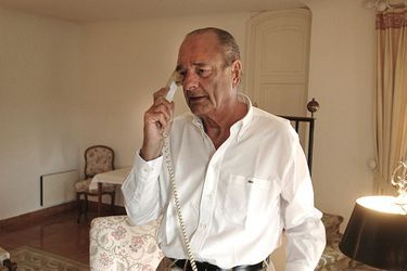  Jacques Chirac, en chemise Lacoste, col ouvert, téléphone dans son bureau du fort de Brégançon, résidence d'été des présidents de la République. 