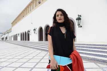 Devant le Palais de Carthage, l’actrice franco-tunisienne Anissa Daoud remarquée dans le très beau film « les frontières du ciel ».