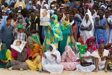 Ce premier défilé organisé à Nouadhibou (l'ancien Port Etienne) a reçu un accueil populaire enthousiaste.Grande première à Nouadhibou pour la fête nationale : à l'occasion  du 55ème anniversaire de l'indépendance de la Mauritanie, ce 28 novembre, un grand défilé militaire est organisé pour la première fois dans cette ville située à quelques encablures du Cap Blanc. Il durera plus de 2 h 30 avec plus de 5.000 militaires et membres des forces de sécurité du pays.Mauritanie: Avec le président Aziz dans la "zone rouge" du désert<br />
Comme pour mieux marquer l'identité de cette jeune République, toute la ville de Nouadhibou est pavoisée de jaune et vert et mobilisée pour fêter ses forces armées, auxquelles la population réserve un excellent accueil. Tout au long de cette impressionnante parade, on se croirait sur les Champs Elysées et même place de la Concorde pour le lâché de parachutistes final comme le 14 Juillet<br />
 à Paris.C'est le président Mohamed Ould Abdel Aziz – lui-même ancien général – qui a décidé cette année de décentraliser pour la première fois l'événement pour mieux mobiliser autour de lui la Nation qui se veut « un rempart » contre le terrorisme djihadiste frappant tous les jours dans les pays frères du Sahel<br />
. Plusieurs contingents des pays membres du G5-Sahel, comme des soldats maliens, sénégalais et tchadiens, participent également à ce grand défilé destiné à marquer les esprits dans toute l'Afrique.Bruno Fanucchi 