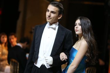 La princesse Anastasia Pallavicini (robe Roberto Capucci, bijoux Payal New York) et son cavalier Konstantin Jensen