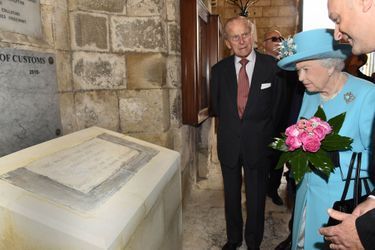La reine Elizabeth II et le prince Philippe devant la plaque évoquant le roi George VI à Malte, le 28 novembre 2015