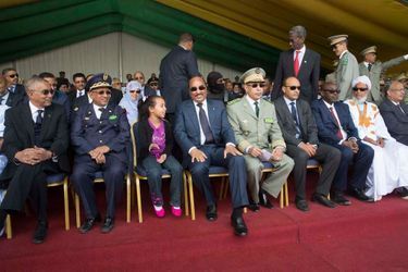 Dans la tribune officielle, le président Mohamed Ould Abdel Aziz et sa fille Najah sont entourés à gauche du Premier ministre Yahya Ould Hademine et, à droite, du Chef d'état-major général des Armées.Grande première à Nouadhibou pour la fête nationale : à l'occasion  du 55ème anniversaire de l'indépendance de la Mauritanie, ce 28 novembre, un grand défilé militaire est organisé pour la première fois dans cette ville située à quelques encablures du Cap Blanc. Il durera plus de 2 h 30 avec plus de 5.000 militaires et membres des forces de sécurité du pays.Mauritanie: Avec le président Aziz dans la "zone rouge" du désert<br />
Comme pour mieux marquer l'identité de cette jeune République, toute la ville de Nouadhibou est pavoisée de jaune et vert et mobilisée pour fêter ses forces armées, auxquelles la population réserve un excellent accueil. Tout au long de cette impressionnante parade, on se croirait sur les Champs Elysées et même place de la Concorde pour le lâché de parachutistes final comme le 14 Juillet<br />
 à Paris.C'est le président Mohamed Ould Abdel Aziz – lui-même ancien général – qui a décidé cette année de décentraliser pour la première fois l'événement pour mieux mobiliser autour de lui la Nation qui se veut « un rempart » contre le terrorisme djihadiste frappant tous les jours dans les pays frères du Sahel<br />
. Plusieurs contingents des pays membres du G5-Sahel, comme des soldats maliens, sénégalais et tchadiens, participent également à ce grand défilé destiné à marquer les esprits dans toute l'Afrique.Bruno Fanucchi 